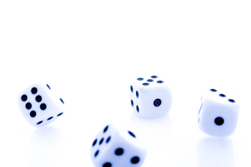 Spielwürfel während des Wurfes