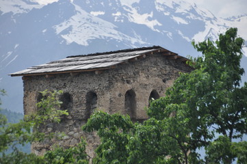 Fototapeta na wymiar Georgia. Swan tower. Residential building defensive wgórach Caucasus.