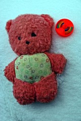 Плюшевый мишка и юла,на снегу