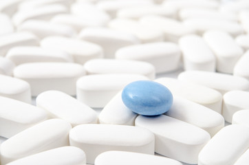 Fototapeta na wymiar Blaue Pille auf weißen Tabletten