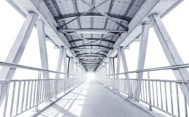 Fototapety  Światło z wyjścia z nowoczesnego mostu o konstrukcji metalowej