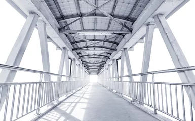 Foto auf Acrylglas Licht aus dem Weg aus der modernen Metallstrukturbrücke © F16-ISO100