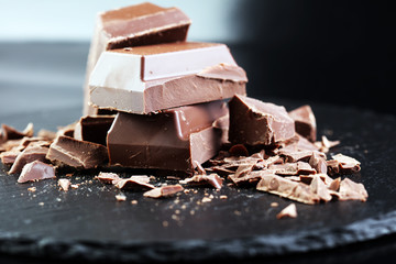 Dark chocolate stack, chips and powder