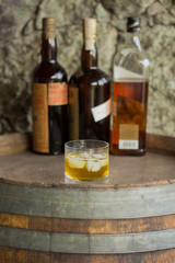 vaso de wisky sobre barril de madera