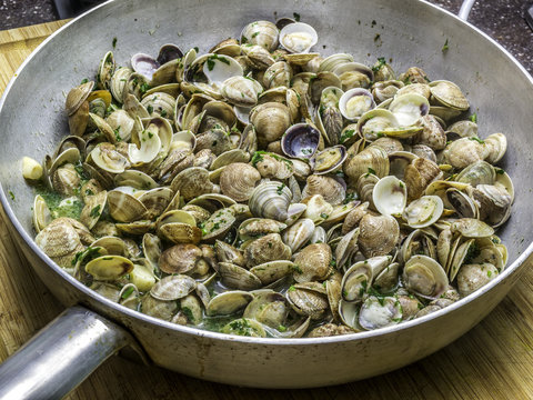 Profumatissma padella di vogole saltate