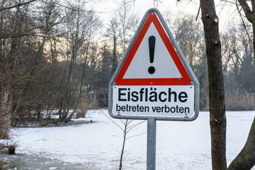 Eisfläche betreten verboten für die Sicherheit 