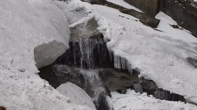 Winterliche Reuss in der Sch&ouml;llenenschlucht bei der Teufelsbr&uuml;cke, Andermatt, Uri, Schweiz