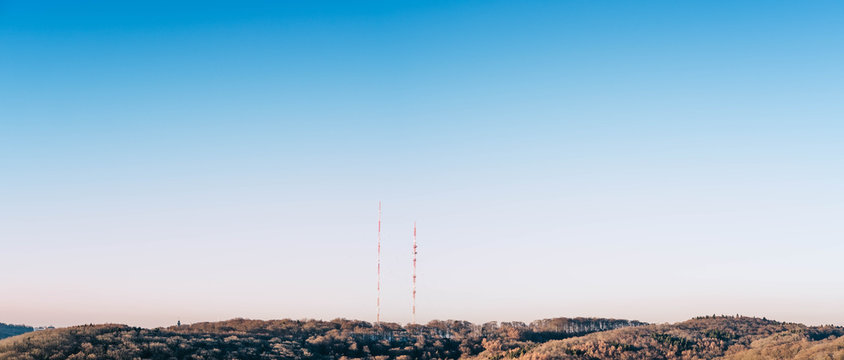Sendemasten Panorama/Zwei Sender im Wald