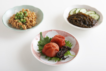 日本伝統料理の梅干しと納豆
