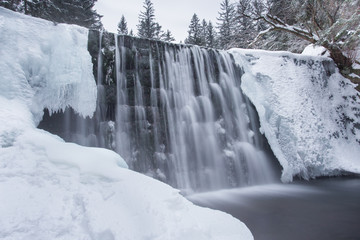 Obraz premium Dziki Wodospad w zimowy poranek, rzeka Łomnica, Karpacz