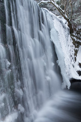 Obraz premium Dziki Wodospad w zimowy poranek, rzeka Łomnica, Karpacz