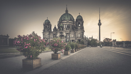 Berliner Dom und Fernsehturm zum Sonnenaufgang © Ronny Behnert
