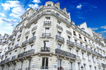 Naklejka premium Immeuble Hausmann à Paris, Hausmann building in Paris, France