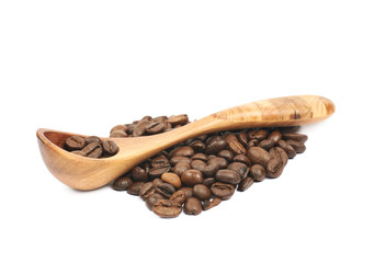 Obraz premium Heart shaped pile of coffee beans isolated