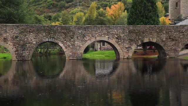 Arcos de Puente de Piedra medieval en el Rio. Reflejos del puente en el agua. Localidad de Molinaseca. El Bierzo, Provincia de Leon. Espa&ntilde;a.