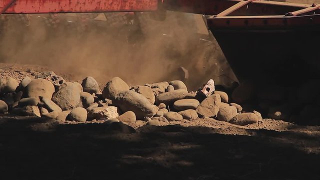 Rastrillo mecanico para recoger piedras de la tierra
