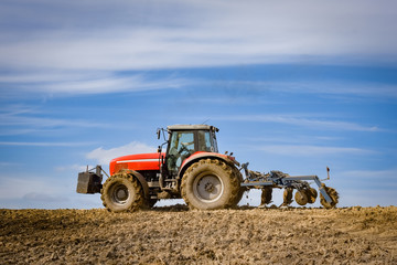 Fototapeta premium Einarbeiten der Gülle durch einen Grubber