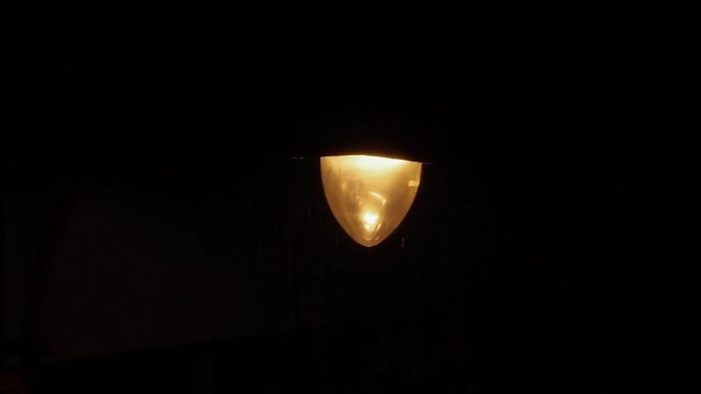
Farola Encendida en la Noche mientras Llueve