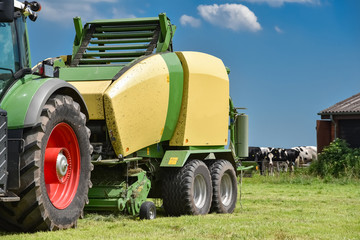 Rundnpresse auf einer Wiese, Nahaufnahme © Countrypixel