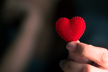 Obraz premium Female holding and give red heart in her hands