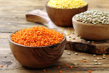 legumi lenticchie grezze colorate su sfondo rustico