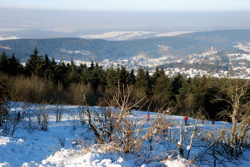 Fototapeta na wymiar Ausblick vom großen Feldberg auf Burg Reifenberg