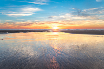 Obraz premium Beautiful sunset at the beach