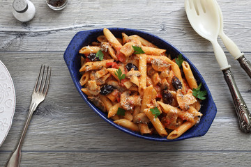 pasta italiana al pomodoro con funghi e olive