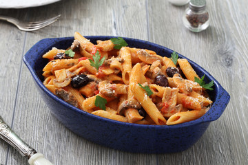 pasta italiana al pomodoro con funghi e olive