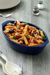pasta italiana al pomodoro con funghi e olive