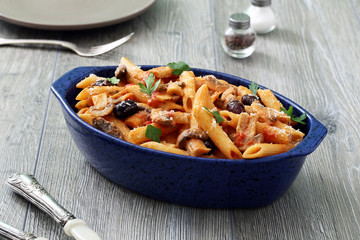 pasta italiana al pomodoro con funghi e olive