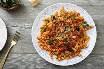 pasta italiana al pomodoro con carne e piselli
