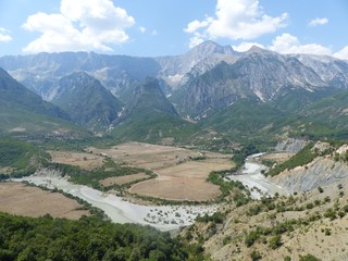 Fototapeta na wymiar Montagne con il tracciato di un fiume secco in Albania.