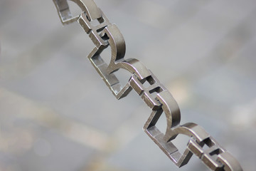 Naklejka premium chain link on the fence in the Moscow Kremlin
