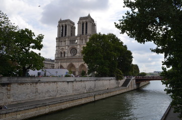 Fototapeta na wymiar Katedra Notre Dame w Paryżu/Notre Dame cathedral in Paris, France