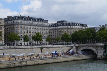 Nadbrzeże Sekwany w Paryżu/The banks of the Seine river in Paris, France - obrazy, fototapety, plakaty