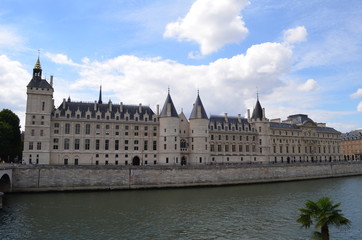 Fototapeta na wymiar Nadbrzeże Sekwany i Conciergerie w Paryżu/The banks of the Seine river and Castle Conciergerie in Paris, France