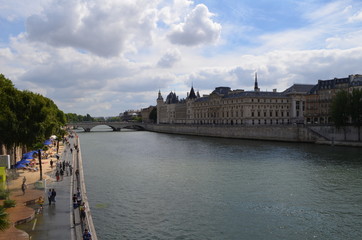 Fototapeta na wymiar Sekwana w Paryżu/The Seine river in Paris, France