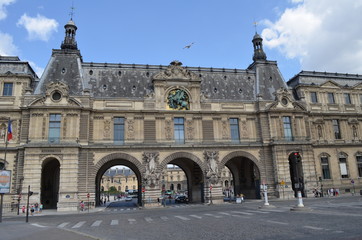 Luwr w Paryżu/Louvre in Paris, France - obrazy, fototapety, plakaty