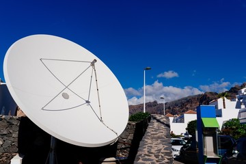 Big hotel satellite dish i © Daniel Jędzura