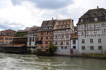 Fototapeta na wymiar Urocze, stare kamienice w Strasbourgu/Lovely old buildings in Strasbourg, France