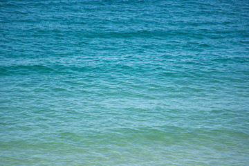 El mar, el océano y el cielo azul, la playa, arena y sol