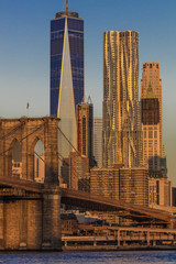 Obraz premium 24 PAŹDZIERNIKA 2016 - NOWY JORK - Brooklyn Bridge i Manhattan Skyline z One World Trade Center w Sunrise, NY NY - Vertical
