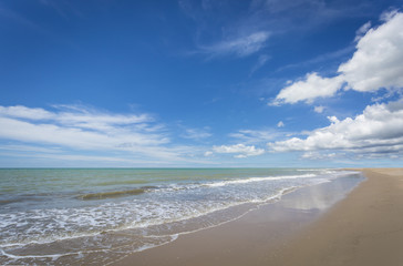 Fototapeta na wymiar Sea with blue sky background