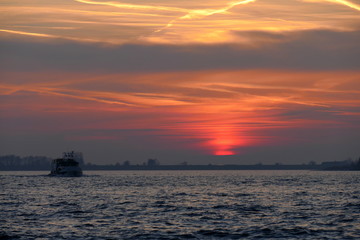 Naklejka premium Sonnenuntergang am Elbstrand