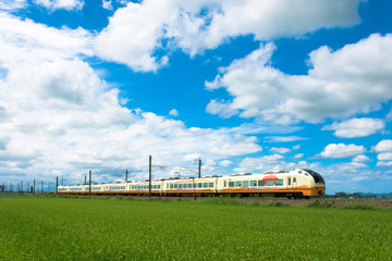 Fototapeta na wymiar 雲と電車のある風景