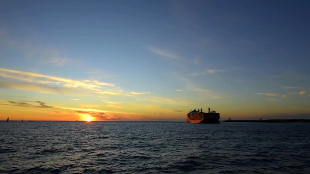 Einlaufendes Frachtschiff im Hafen von Fremantle, Perth, Westaustralien, Australien, Down Under, Timelapse