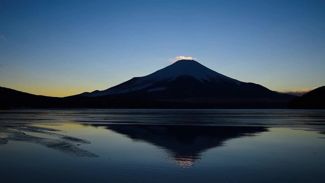 厳冬期の山中湖より富士山夕景