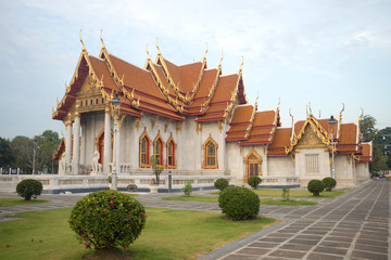 Obraz premium Marble temple ((Wat Benchamabophit) in the early morning. Bangkok, Thailand