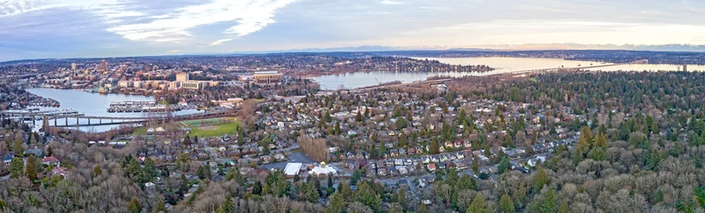 Rolgordijnen Seattle Portage Bay Lake Washington Montlake Neighborhood University Bellevue 520 Bridge Panoramic Aerial View © CascadeCreatives